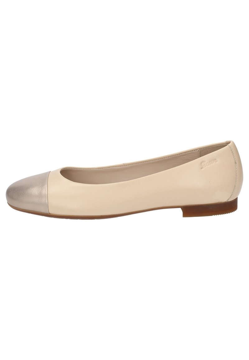 Ballet flat in pelle crema con punta a cappuccio metallica argento. Caratterizzato da una forma arrotondata e un tacco basso e piatto, ideale per l'abbigliamento casual.