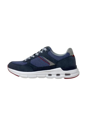 Zapatillas deportivas de color navy con parte superior de malla y tela, acentos grises, punta redondeada y una entresuela blanca con agujeros de ventilación y detalles rojos.