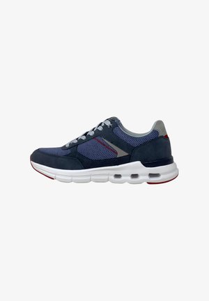 Zapatillas deportivas de color navy con parte superior de malla y tela, acentos grises, punta redondeada y una entresuela blanca con agujeros de ventilación y detalles rojos.