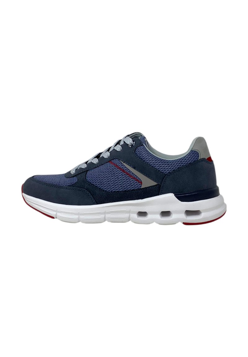 Zapatillas deportivas de color navy con parte superior de malla y tela, acentos grises, punta redondeada y una entresuela blanca con agujeros de ventilación y detalles rojos.