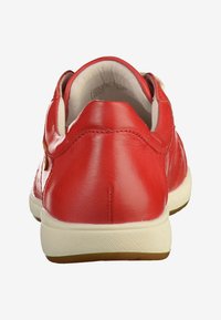 Scarpa rossa in pelle con texture liscia, forma arrotondata e collare imbottito. Suola in gomma bianca con un motivo testurizzato. Embellishments minimi.
