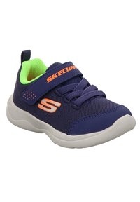 Zapatilla deportiva azul marino con parte superior de malla, forro verde neón, tira ajustable y suela de goma blanca, con logotipo y detalles en naranja.