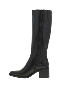 Bottines noires en cuir, hauteur genou, avec un bout carré, fermeture éclair sur le côté et un talon épais. La surface est lisse avec peu de détails.