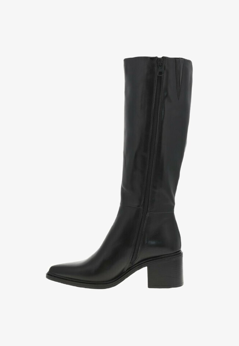 Bottines noires en cuir, hauteur genou, avec un bout carré, fermeture éclair sur le côté et un talon épais. La surface est lisse avec peu de détails.