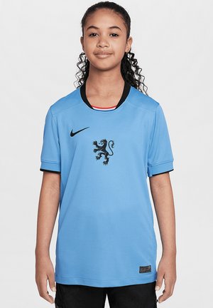 Nike Jugendfußballtrikot in Hellblau. Mit schwarzem Löwenlogo, kontrastierendem schwarzen Kragen, kurzen Ärmeln und atmungsaktivem Material.