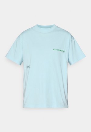 Heledat sinine puuvillane T-särk lühikeste varukatega, mille esiküljel on roheline "Õpilased" graafika ja küljeõmblusel väike silt.