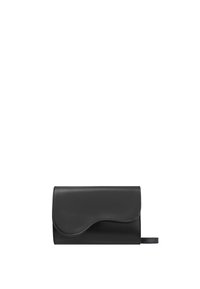 Clutch in pelle nera con chiusura a pattina a forma di onda, texture liscia e tracolla laterale per un facile trasporto. Design compatto e minimalista.