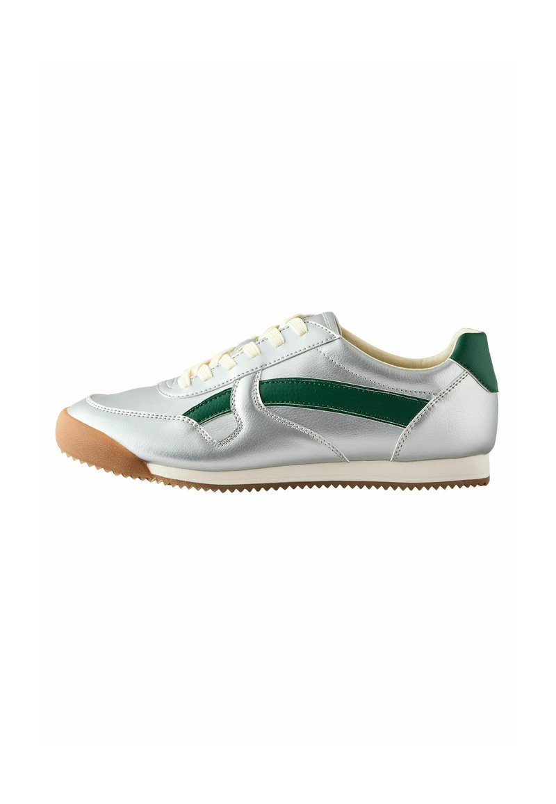 Sneakers en cuir argent avec des accents verts, bout rond, lacets blancs et semelle en gomme texturée. Caractéristiques de surfaces lisses et brillantes.