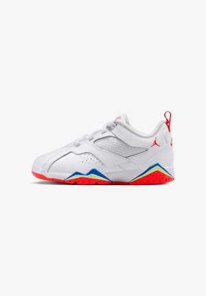 Biały niski sneaker z czerwonymi, niebieskimi i żółtymi akcentami na podeszwie, siateczkową boczną częścią i czerwonym logo Jumpman blisko pięty i języka.