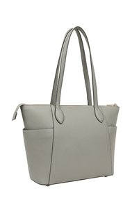 Grijze leren tote bag met een gladde textuur, twee verlengde handvatten, een ritsluiting en zijvakken voor extra opbergruimte.