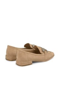 Ballerine in suede beige con design a punta, dotate di un elegante decoro in cristallo sulla parte anteriore e un tacco basso a blocco.