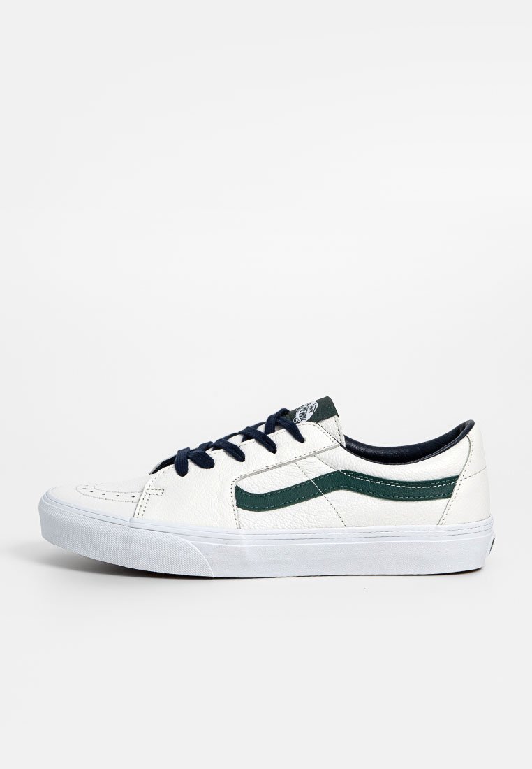 Weiße Leder-Sneaker mit grünen Akzenten, marineblauen Schnürsenkeln und einer strukturierten Oberfläche. Verfügt über eine Gummisohle und ein klassisches Skate-Schuhdesign.