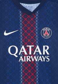 Tamsiai mėlynos spalvos džersis, puoštas raudonų deimantų raštu, baltu tekstu "QATAR AIRWAYS" ir apvaliu klubo logotipu su raudonomis, mėlynomis ir baltomis detalėmis.