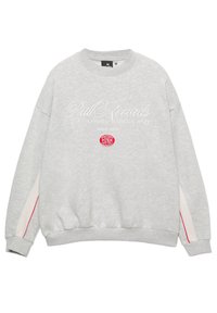 Grauer Pullover aus weichem Stoff, mit weiß besticktem Text und rotem Aufnäher. Verfügt über Seitenteile mit weißem Streifen und rotem Akzent.