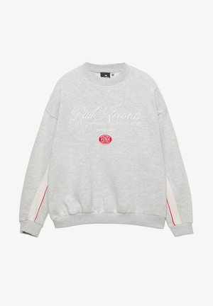 Šedá mikina z měkké tkaniny s bílým vyšitým textem a červenou nášivkou. Obsahuje boční panely s bílým pruhem a červeným akcentem.