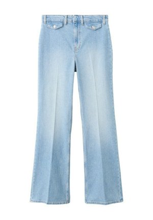 Jasnoniebieskie szerokie dżinsy z przednimi kieszeniami z patkami i srebrnymi guzikami, prezentowane na białym tle.