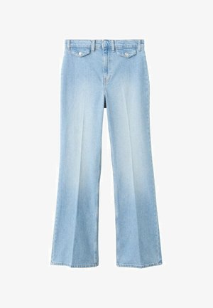 Jean large bleu clair avec poches à rabat avant et boutons argentés, présenté sur un fond blanc.