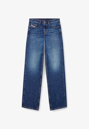 Jeans de ganga azuis com um design de perna reta, apresentando bolsos frontais e fecho de correr. As áreas desbotadas nas coxas realçam a textura.