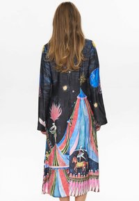 Larga túnica negra con llamativos diseños de temática circense, con patrones de carpas, artistas y estrellas en varios colores vibrantes.