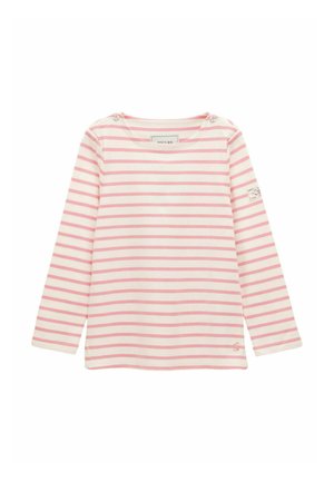 Biała koszula z długim rękawem z różowymi poziomymi paskami, dekoltem w łódkę z guzikami na ramionach oraz małym haftowanym logo w pobliżu krawędzi dolnej.