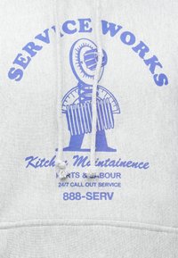 Plavi grafički prikaz i tekst na sivoj majici s kapuljačom: "Service Works Kitchen Maintenance Parts & Labour 24/7 call out service 888-SERV"
