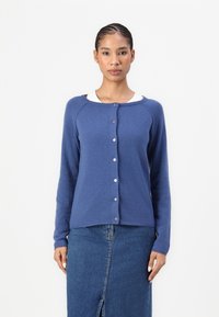 Μπλε ζακέτα φτιαγμένη από απαλό υλικό, με στρογγυλή λαιμόκοψη, μακριά μανίκια, κουμπιά μπροστά και χαλαρή εφαρμογή.