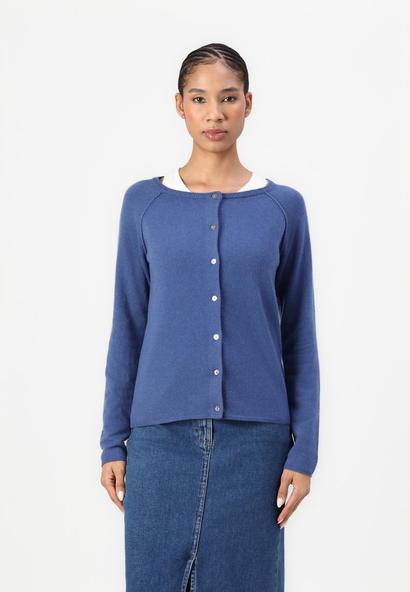 Μπλε ζακέτα φτιαγμένη από απαλό υλικό, με στρογγυλή λαιμόκοψη, μακριά μανίκια, κουμπιά μπροστά και χαλαρή εφαρμογή.