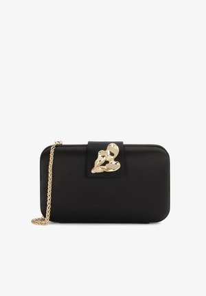 Pochette rectangulaire noire aux bords arrondis, fermoir abstrait doré et bandoulière en chaîne dorée sur fond blanc.