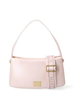 Sac à épaule rectangulaire rose clair avec plaque logo dorée et sangle en tissu Marc Ellis réglable sur fond blanc.
