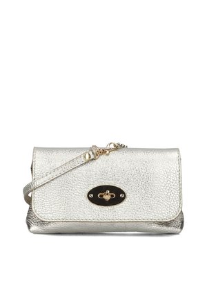 Metallisch zilveren leren clutch met een gestructureerde afwerking, voorzien van een sluiting met gouden hardware en een afneembare strap. Compact en slank ontwerp.