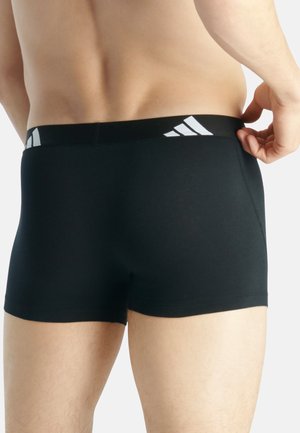 Schwarze Boxerbriefs mit engem Schnitt, ausgestattet mit einem strukturierten Bund und drei weißen Streifen-Logos sowie Details auf der Rückseite.