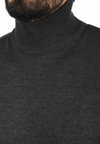 Suéter de cuello alto en gris oscuro con un cuello acanalado y textura suave. La vista en primer plano enfatiza su ajuste ceñido y su tejido suave.