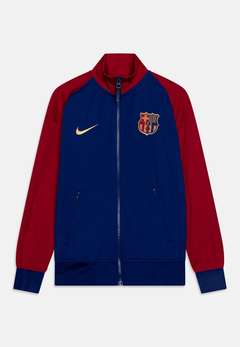 Nike Zip-Jacke mit blauem Oberteil und roten Ärmeln, gesticktem FC Barcelona-Logo, goldenen Akzenten und zwei Fronttaschen. Glatte Stofftextur.