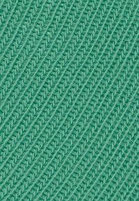 Teksturowana dzianina w jasnym odcieniu miętowym, z ukośnymi żebrowanymi liniami i gładkim, jednolitym wykończeniem.