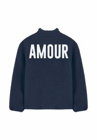 Pull-over en polaire bleu marine avec col montant, arborant un grand texte brodé blanc "AMOUR" au dos. Tissu doux et texturé.