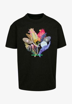 Camiseta negra con un diseño floral y abstracto colorido que incluye formas y acentos circulares. El material parece suave y con un ajuste relajado.