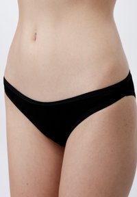 Svart bikini-brief laget av myk stoff, med lav midje, glatte kanter og minimale sømmer for en behagelig passform.