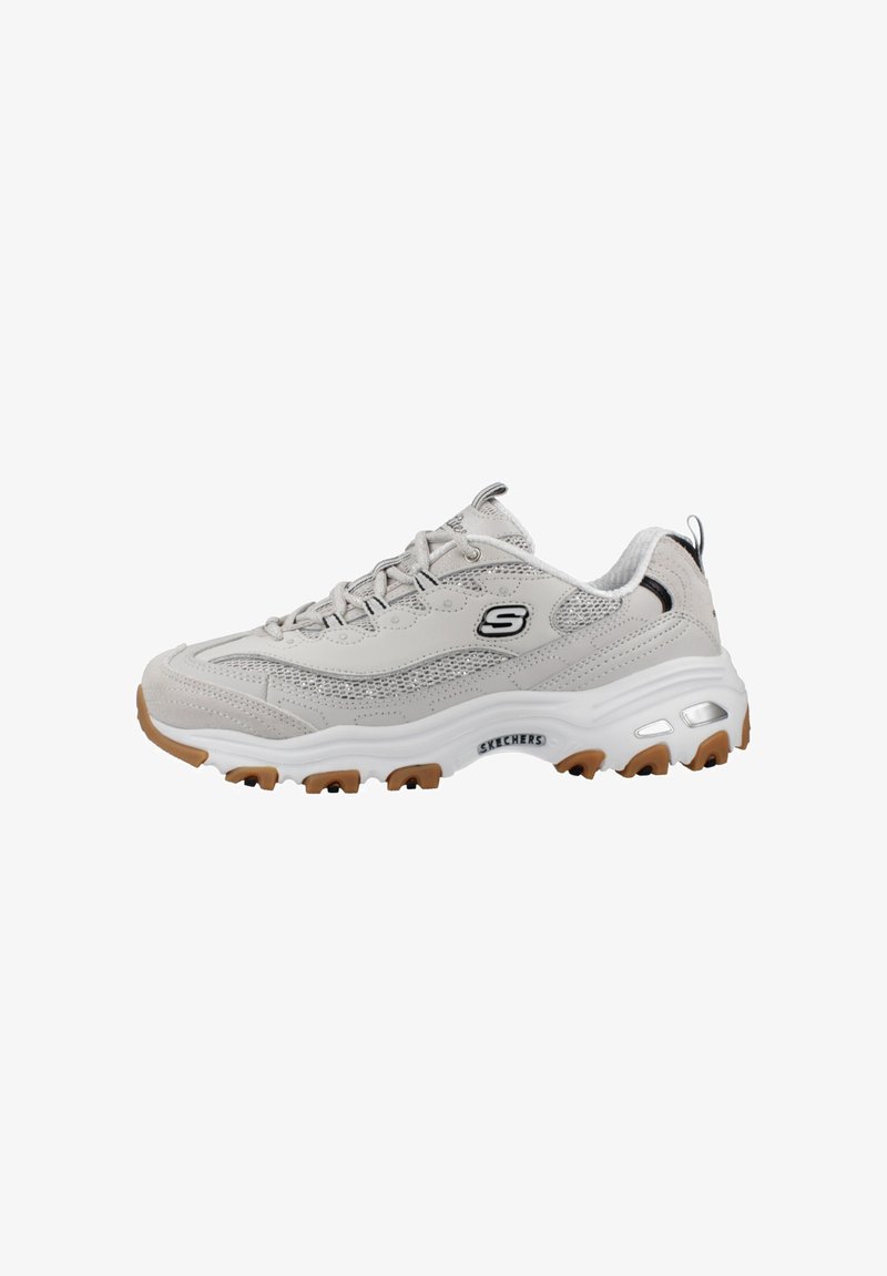 Γκρι και λευκό αθλητικό παπούτσι Skechers με καφέ πέλμα, πλέγμα και δερμάτινο επάνω μέρος, κλείσιμο με κορδόνια και λογότυπο στο πλάι και στη σόλα.