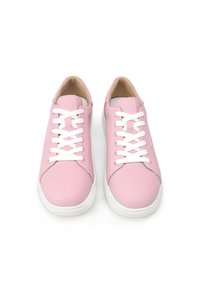 Sneaker sintetiche rosa con superficie testurizzata, lacci bianchi e suola in gomma bianca. Presentano un design semplice e arrotondato.