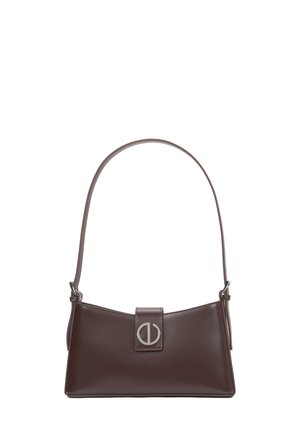 Bruin leren handtas met een driehoekige vorm, zilveren hardwareaccenten en een platte schouderband, met een klapslot.