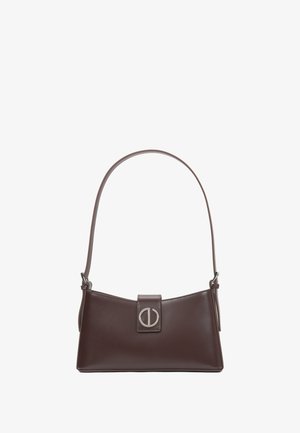 Bruin leren handtas met een driehoekige vorm, zilveren hardwareaccenten en een platte schouderband, met een klapslot.