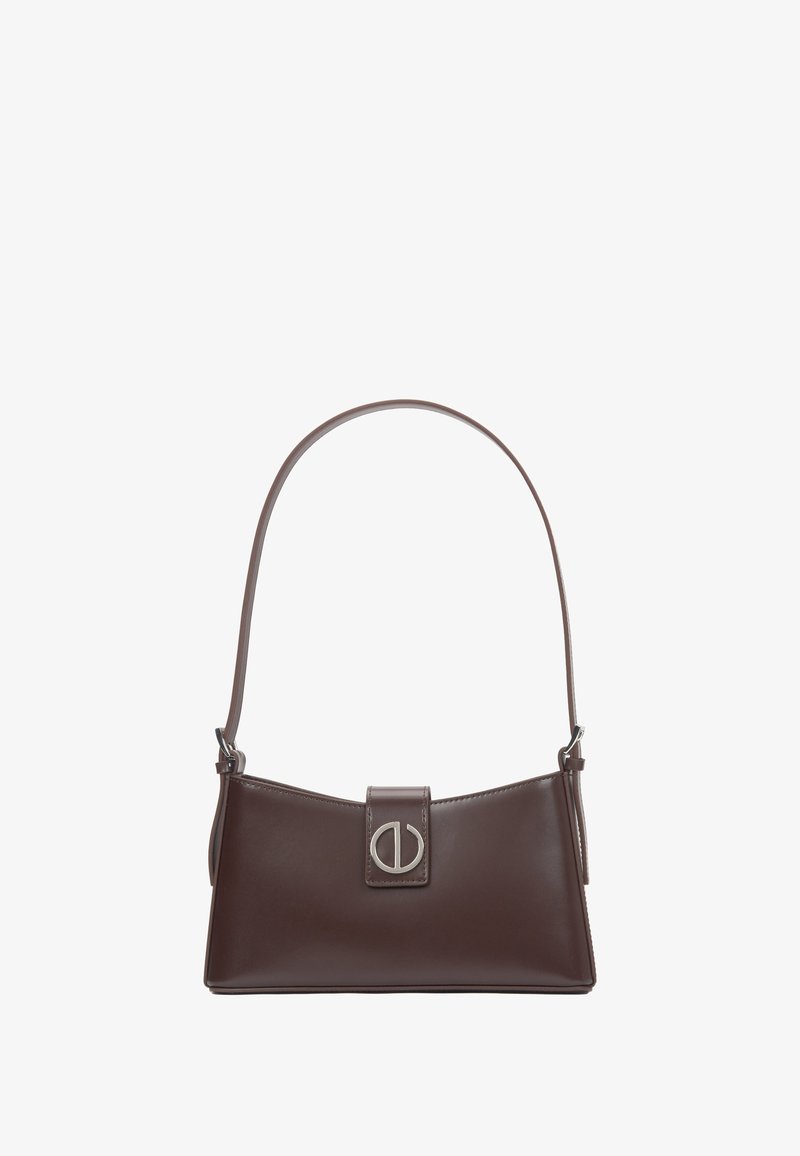 Smeđa kožna torba sa trokutastim oblikom, s detaljima od srebrnog hardvera i ravnim remenom za rame, koja se zatvara kopčom.