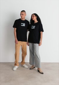 Tommy Jeans STREET FLAG TEE UNISEX - Triko s potiskem - black