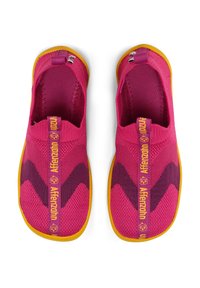 Blaue Wasserschuhe mit gelben Sohlen. Aus dehnbarem Material gefertigt, mit Zickzackmustern und einer Schlaufe an der Ferse für einfaches An- und Ausziehen.