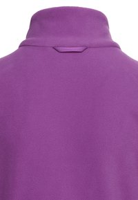 Tissu polaire violet avec un col montant et une petite boucle en tissu à l'arrière du cou.