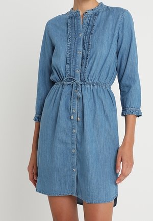 Jeanskleid in Hellblau mit gerafftem Kragen, durchgehender Knopfleiste, verstellbarem Tunnelzug in der Taille und dreiviertellangen Ärmeln mit gerafften Bündchen.