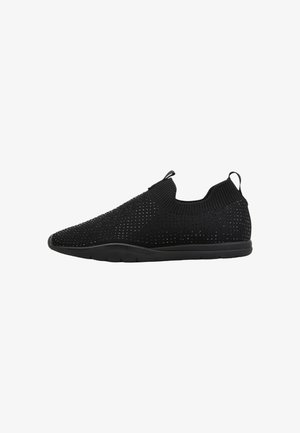 Baskets noires à enfiler avec tige en tricot, design perforé, languettes sur le talon et la languette, et semelle en caoutchouc noire.