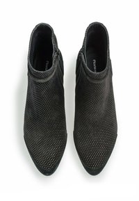 Botas negras de tobillo hechas de ante texturizado, con punta afilada y cremallera lateral, con un diseño perforado para transpirabilidad.