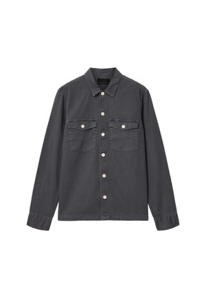 Dunkelgraues langärmeliges Hemd mit Knöpfen, zwei aufgesetzten Taschen auf der Vorderseite und weißen Knöpfen, flach auf einem weißen Hintergrund ausgelegt.