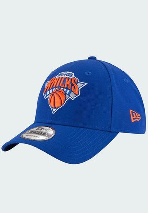 Gorra de béisbol azul con el logo de los New York Knicks en naranja y blanco, con una corona estructurada y una correa ajustable en la parte posterior.